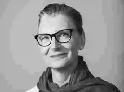 Närbild i svartvitt på Konstnärsnämndens direktör Anna Söderbäck