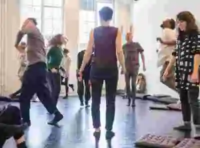 Människor rör sig, hoppar, dansar under en workshop i dansstudion