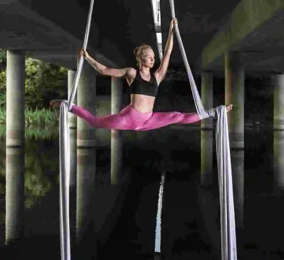Cirkusartist gör akrobatik under en bro