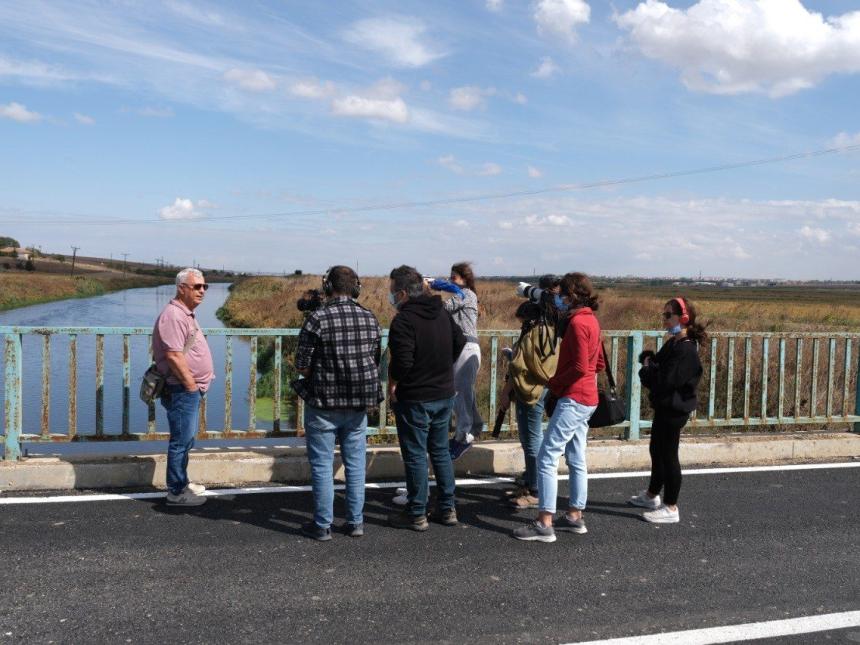 personer som står på en bro över en flod