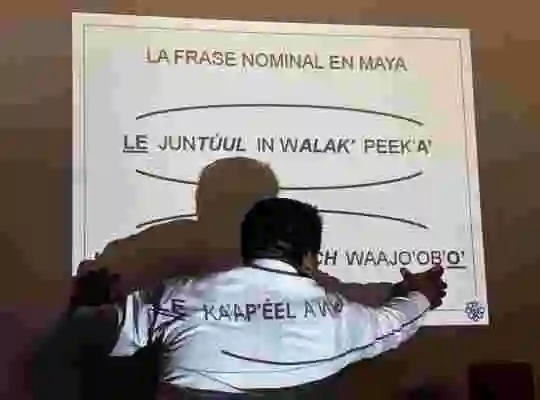 Person framför projektion med ord på Maya-språk