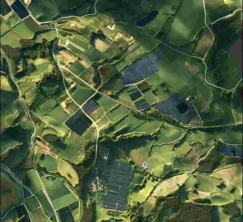 Flygfoto över agrarsamhälle.