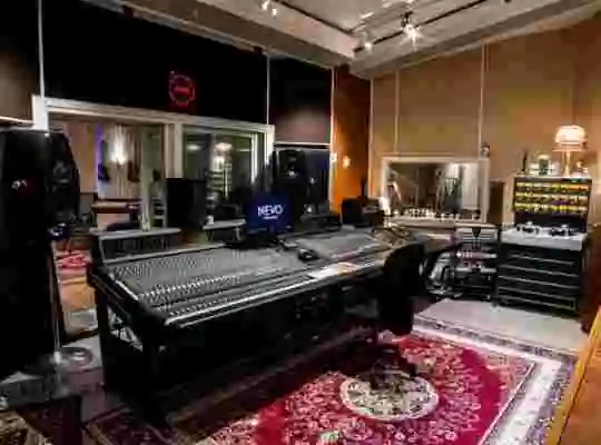 Ett foto på kontrollrummet i musikstudion Nevo Studios.