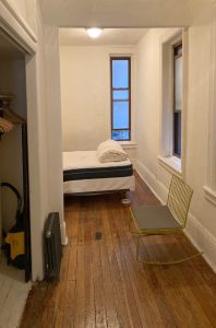 Lägenhetens sovrum, garderob, 120 cm bred säng