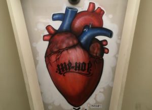 Grafitimålning av hjärta med texten Hip hop