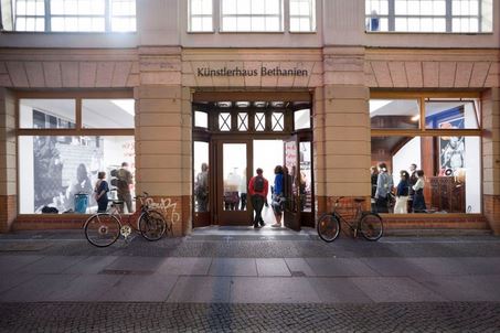 Bild av entrén till Kunstlerhus Bethanien