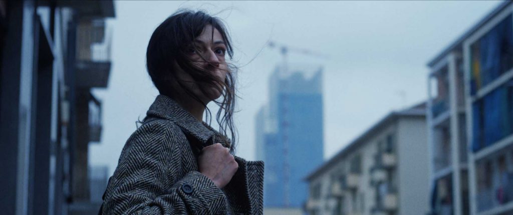 Stillbild på kvinna i stad från film
