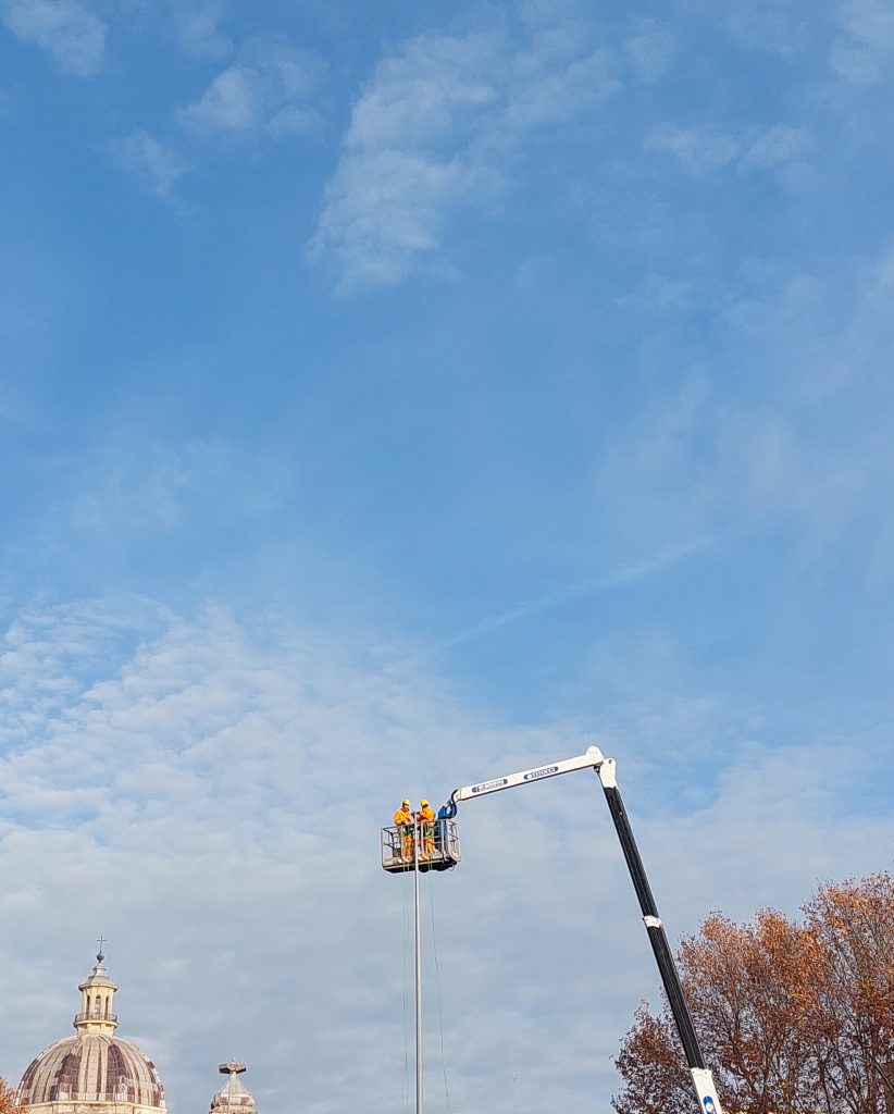 Mobilkran med två personer fotografera mot himmel