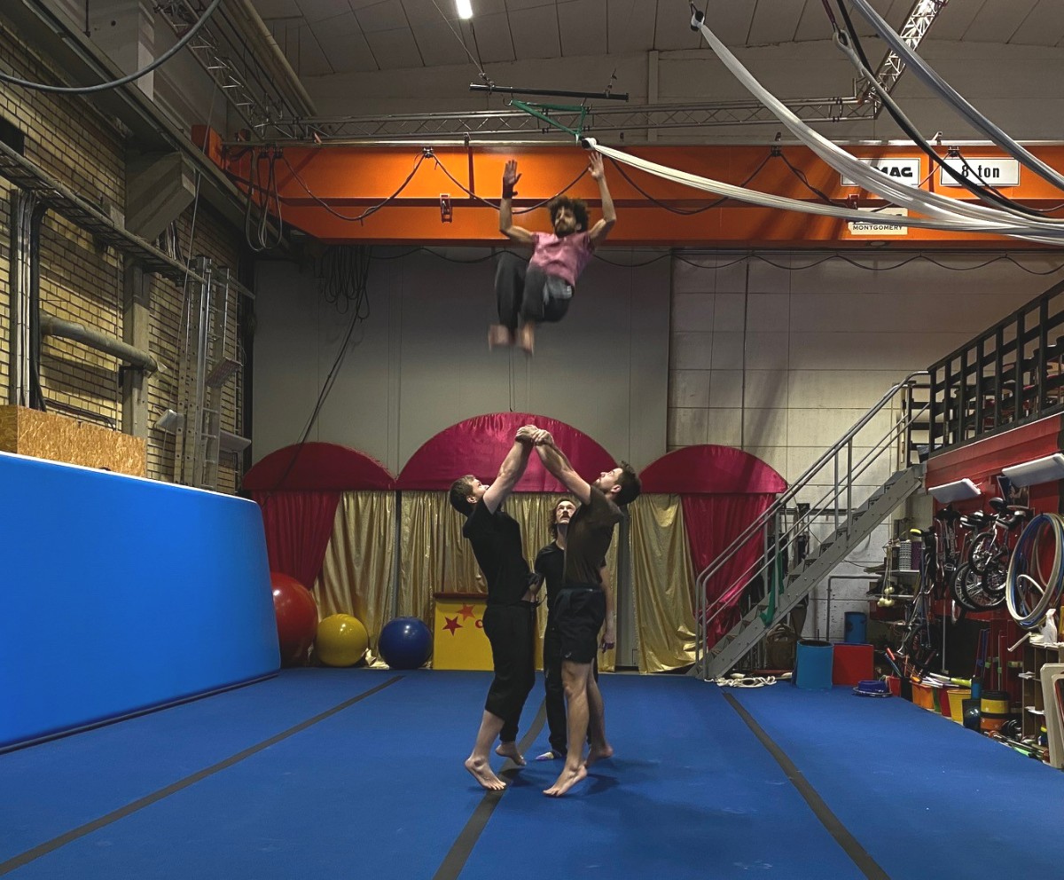 Cirkusartister gör luftakrobatik