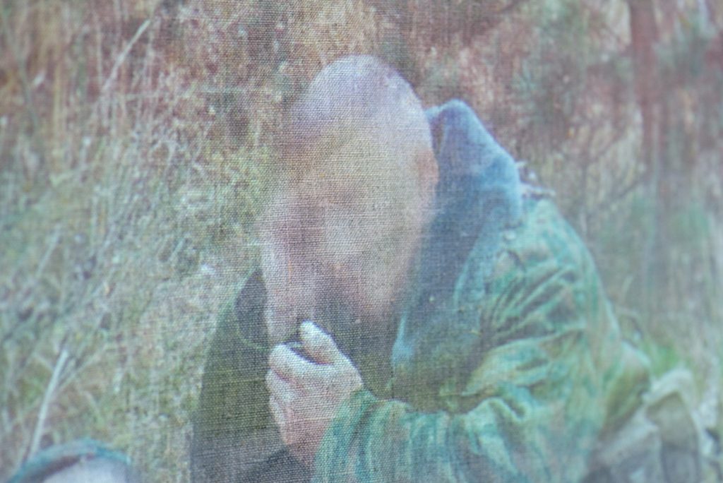 suddig bild på soldat i uniform projicerad på duk