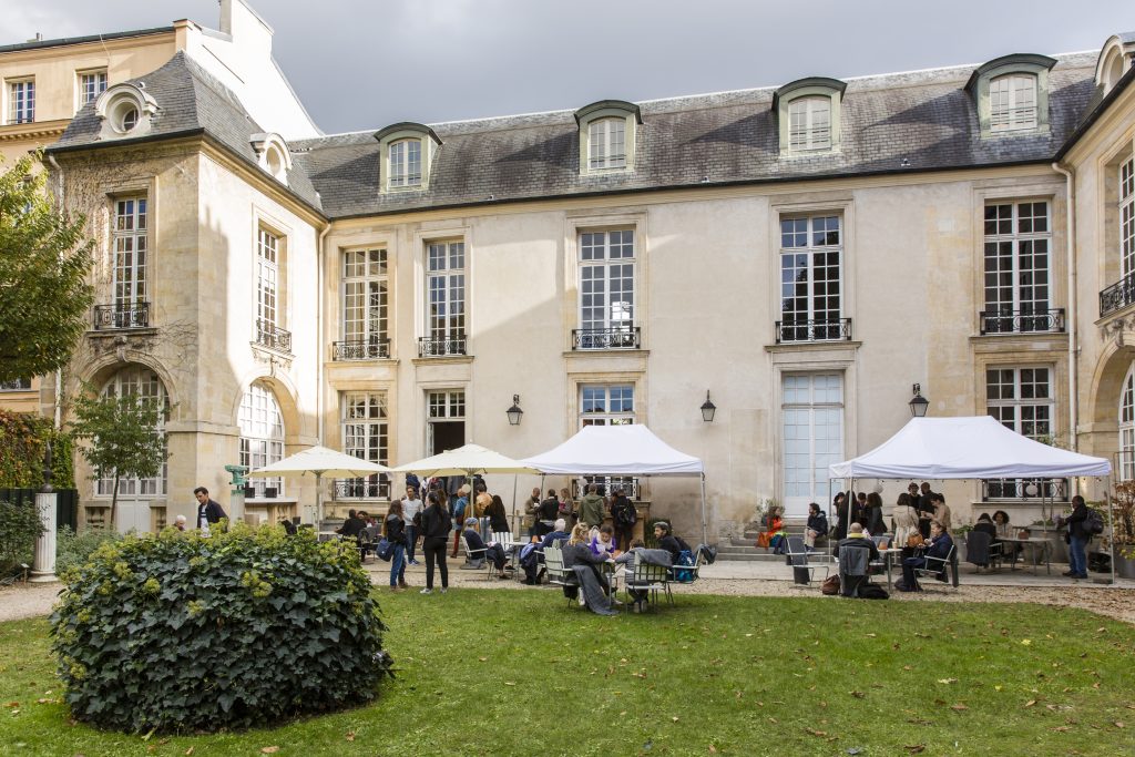 Bild på fasaden och innergården vid Svenska Institutet i Paris.