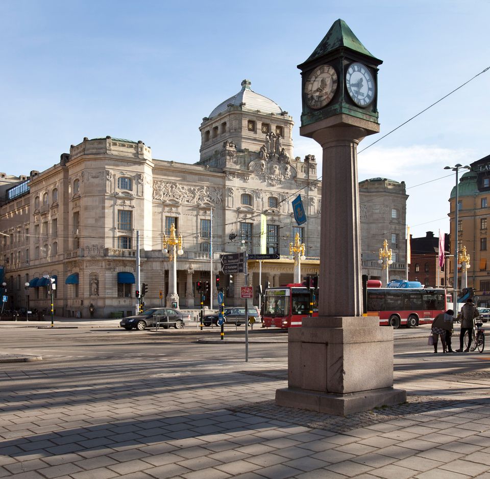 Bild på Dramaten från håll över torget på Nybroplan.