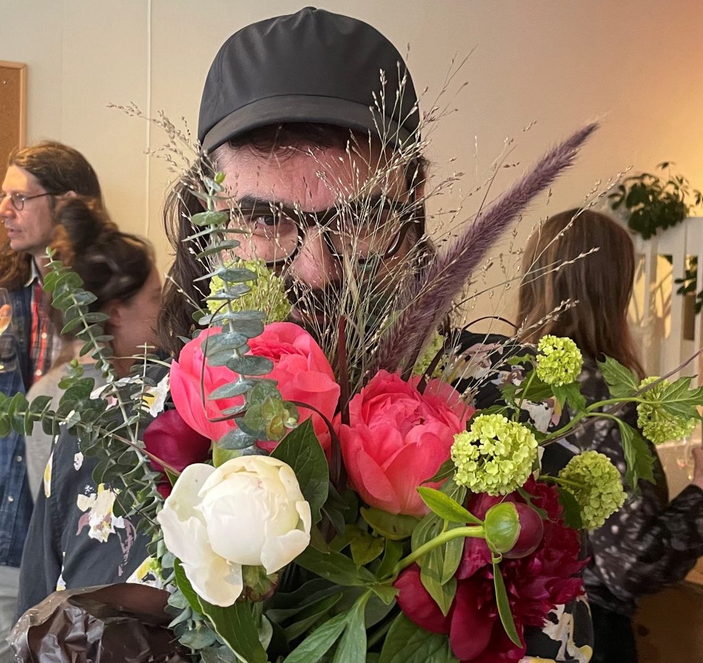 Johan Forsman bakom en stor blombukett