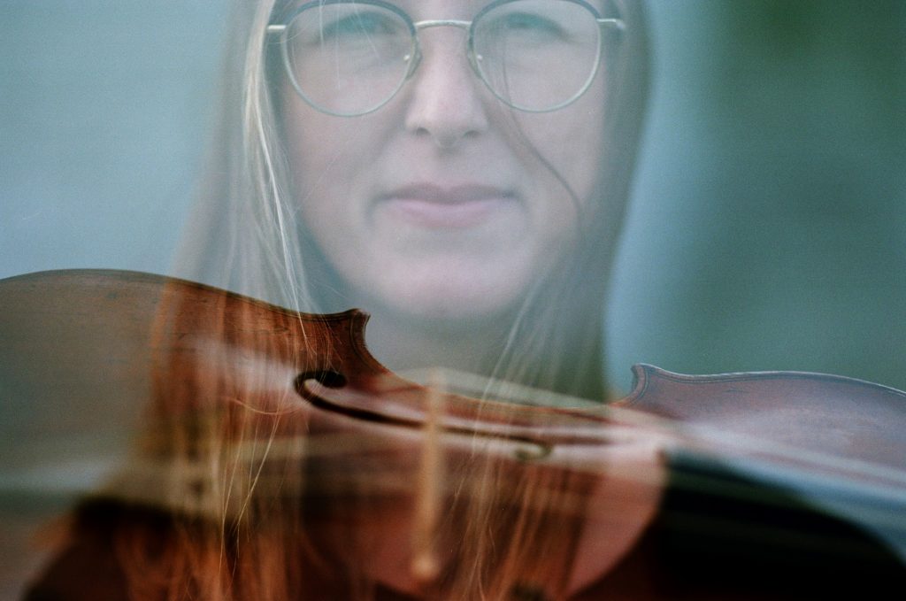Collagebild på Marie Stockmarr Becker med en fiol i förgrunden