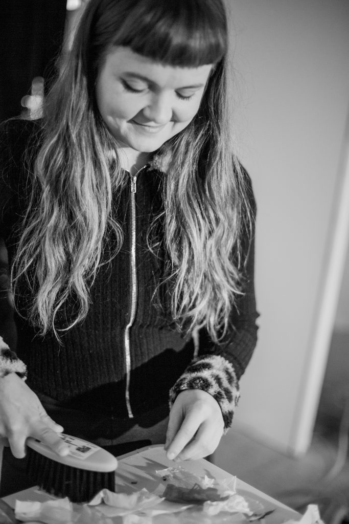 Ett svartvitt porträtt av konstnären Cecilia Efraimsson