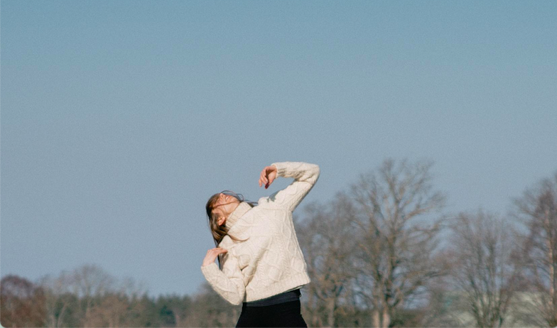 Ett foto på utomhus på danskonstnären Alexandra Svensson.