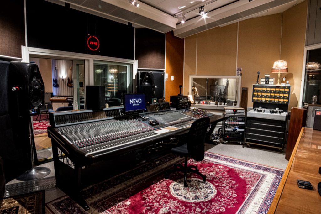 Ett foto på kontrollrummet i musikstudion Nevo Studios.