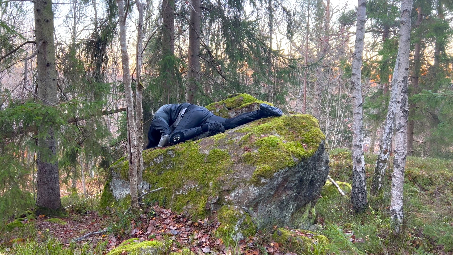 Danskonstnären Adam Seid Tahir i skogen.
