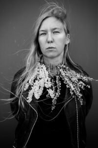 Ett svartvitt foto på musikkonstnären Fågelle.