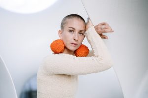 En bild på danskonstnären Joanna Chrona.