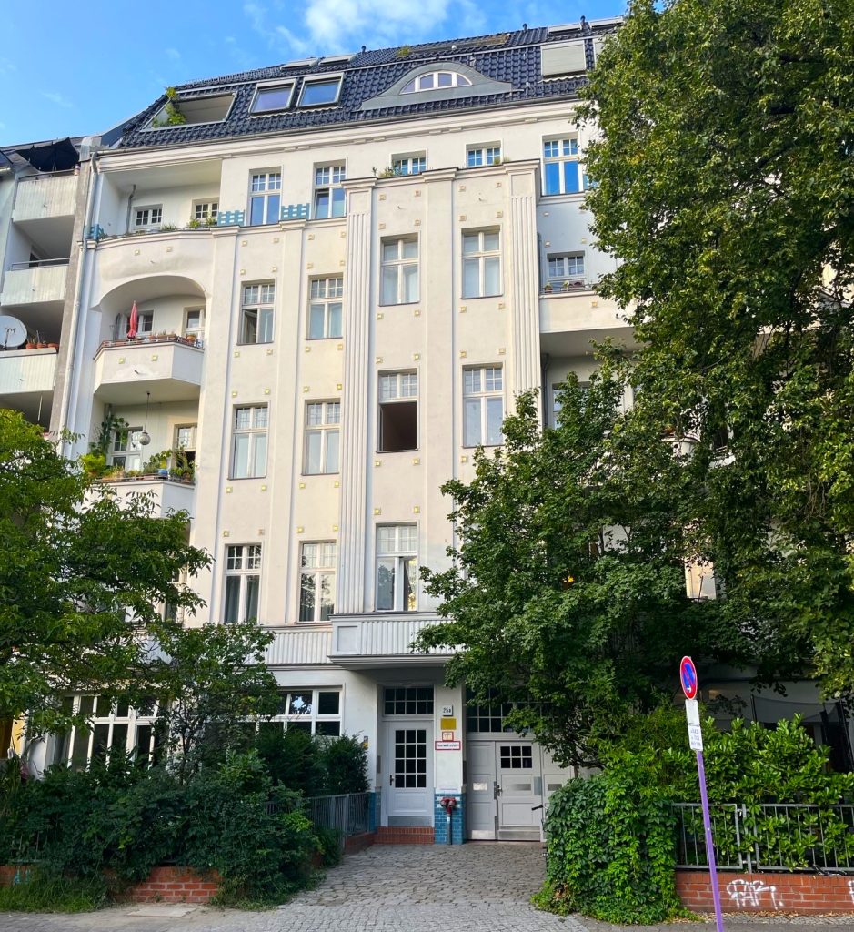 Bild på fasaden av Konstnärsnämndens gästlägenhet i Berlin.