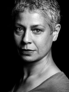 Ett svartvitt fotoporträtt på danskonstnären Maria Naidu.