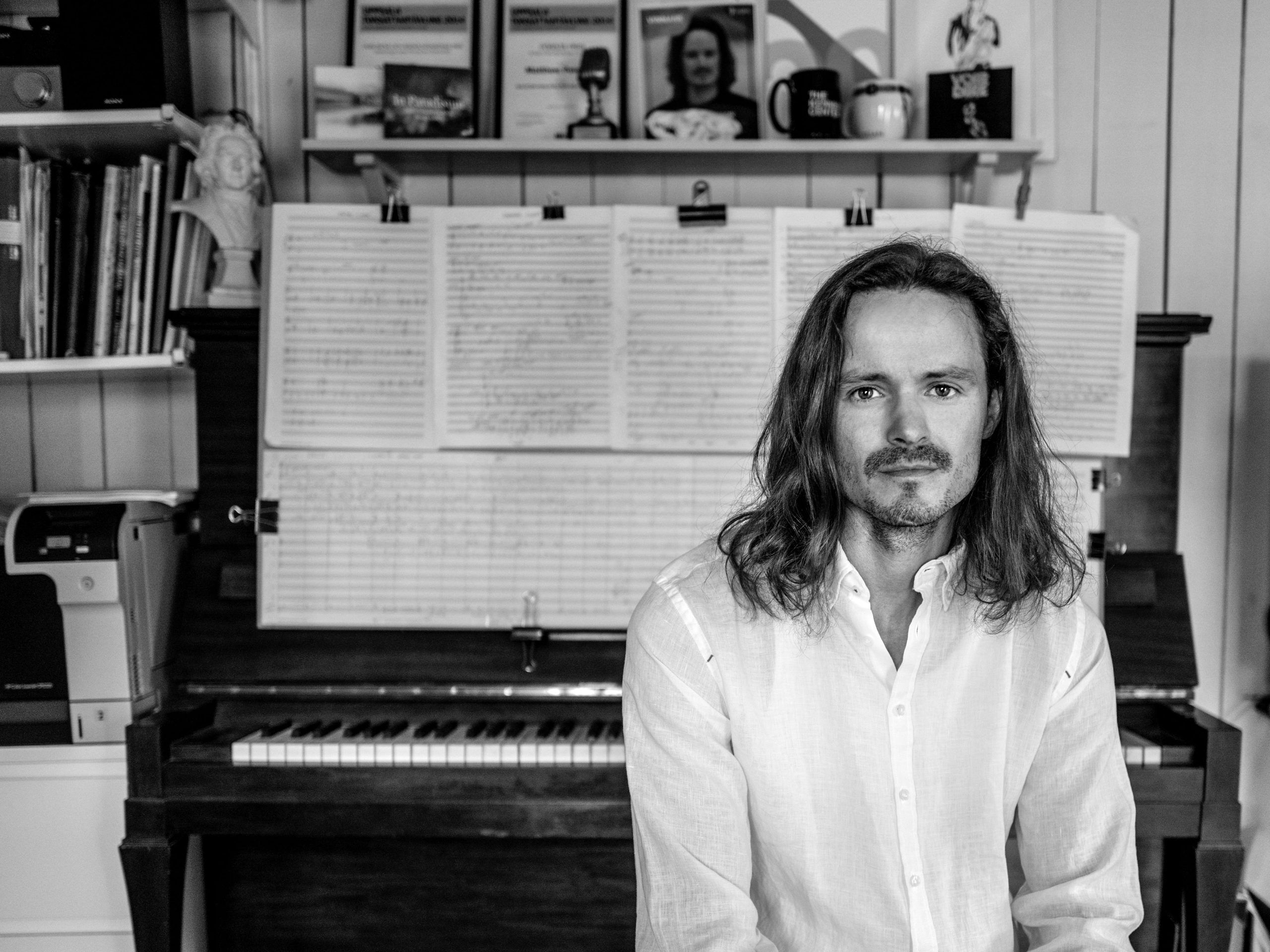 Ett svartvitt foto på musikkonstnären Matthew Petersen