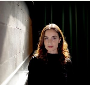Fotoporträtt på teaterkonstnären Rosanne Berjawi