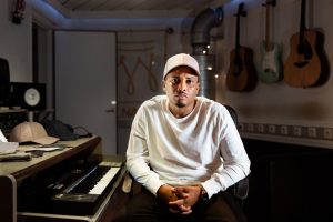 Fotoporträtt på rapparen, artisten och musikkonstnären Erik Lundin.