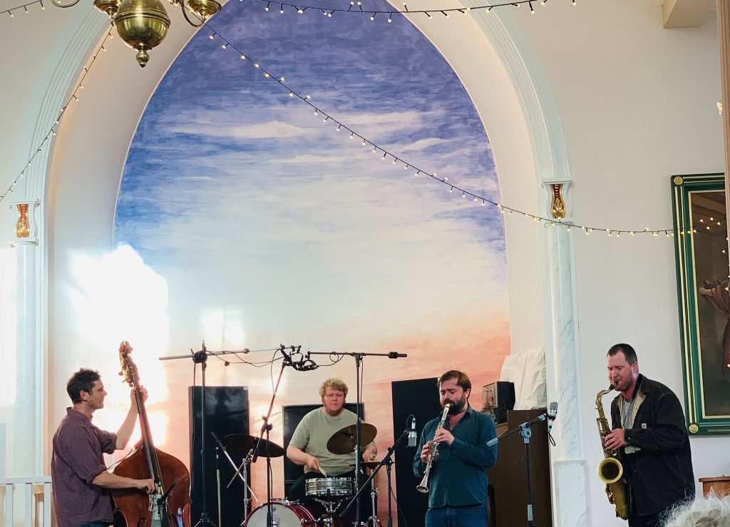 Bild på band i kyrka