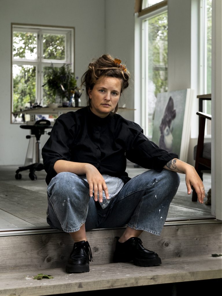 Porträtt av konstnären som sitter i en trappa