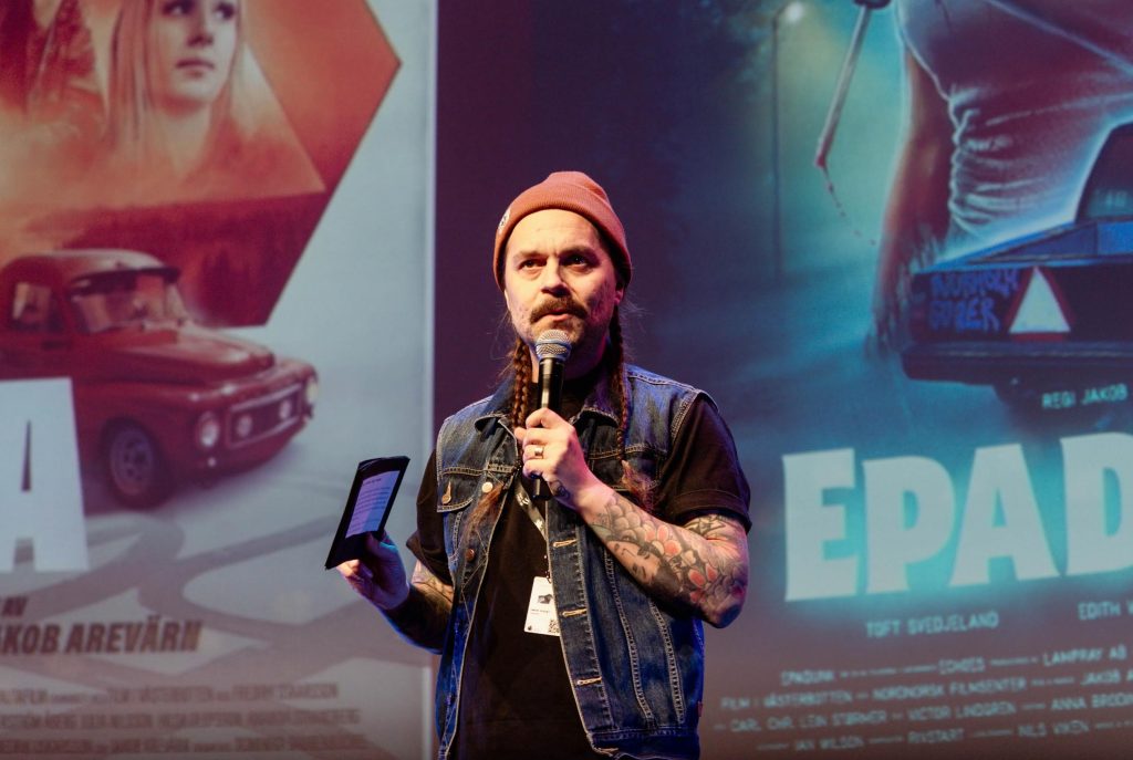 Jakob Arevärn står på scen på filmfestival