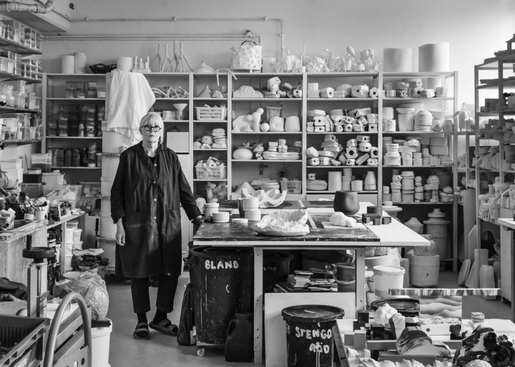 Skulptören Mia E Göransson i sin ateljé.