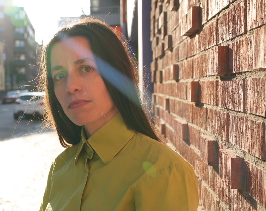 Porträtt av konstnären i gatumiljö en solig dag