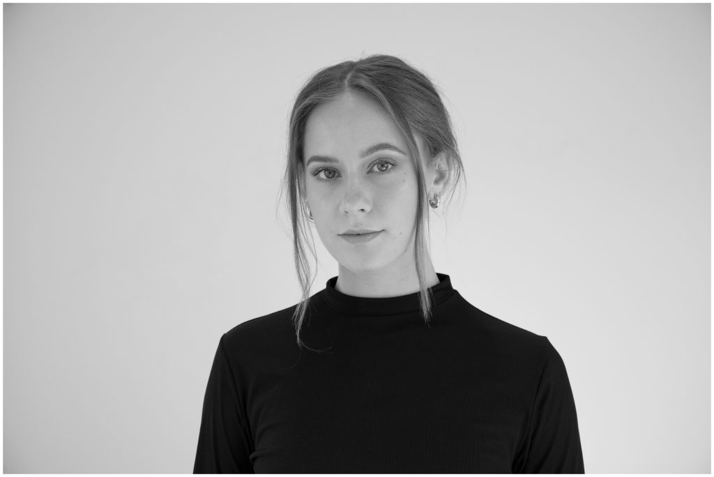 Svart-vit-halvbild på Kyra