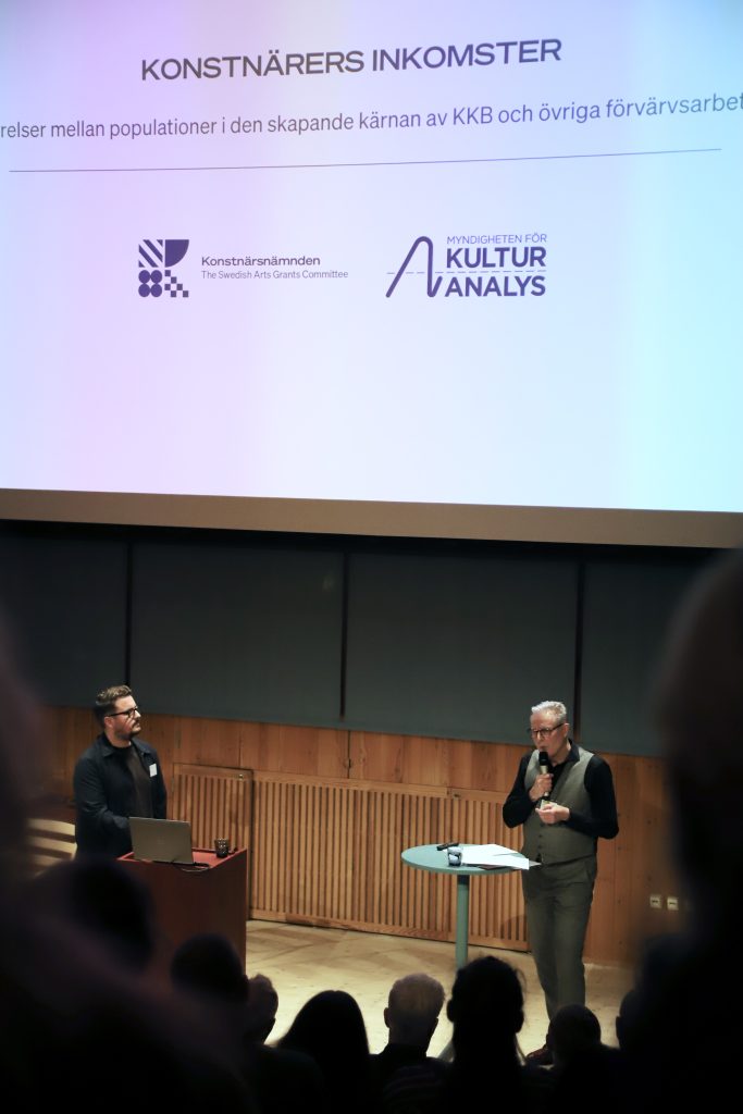 Fotografi på Peter Gahnström och Stefan Ahlenius på KLYS kulturpolitiska konferens 2025.
