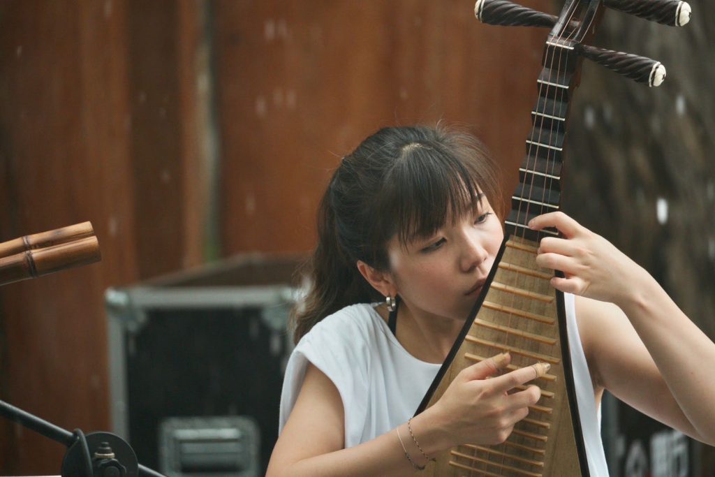 Bild på pipaspelaren och komponisten Fan-Qi Wu