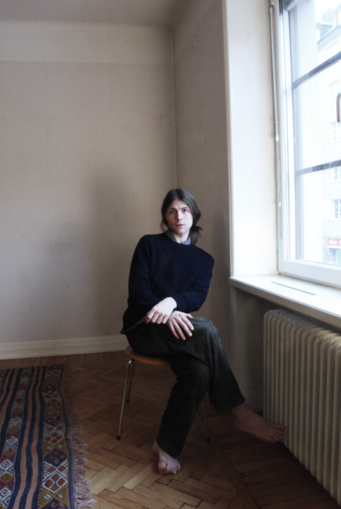 eugene sittandes i ett rum vid fönster