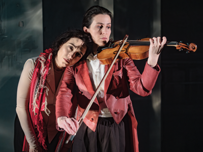 Bild på Adriana och Gaianeh i röd kostym och spelar fiol